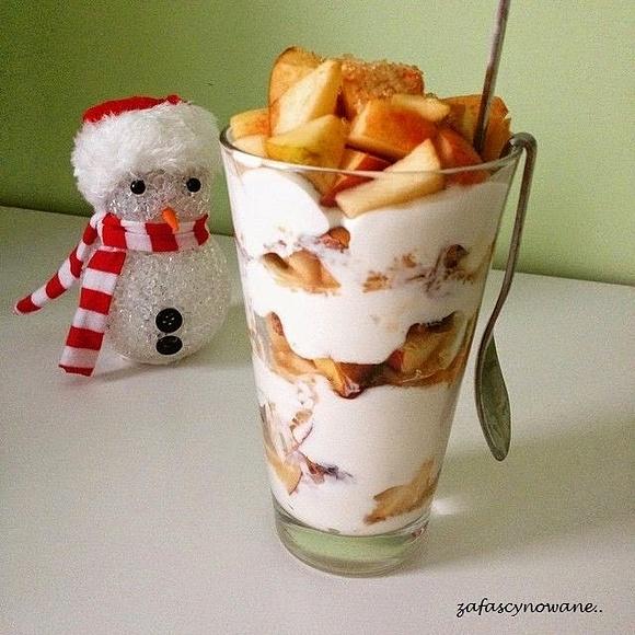 Kremowy deser z jabłkami, cynamonem i pistacjami
