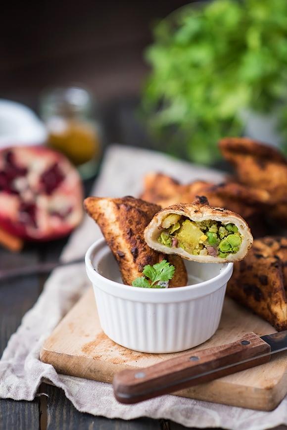 Samosas z ziemniakami i groszkiem, kuchnia indyjska