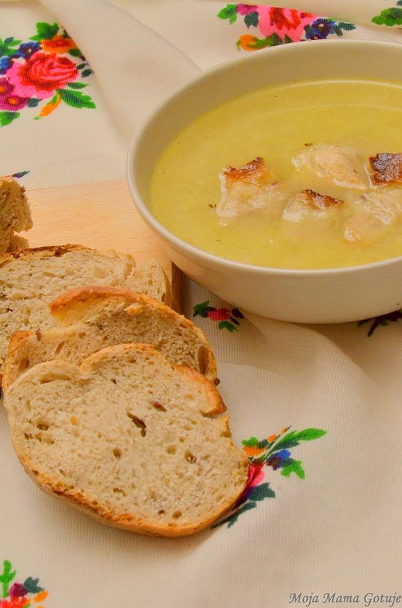 Zupa czosnkowa z grzankami i serem Gorgonzola