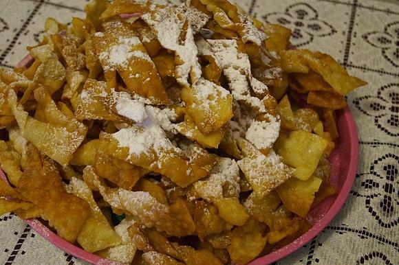 Faworki - kruche ciastka posypane cukrem pudrem