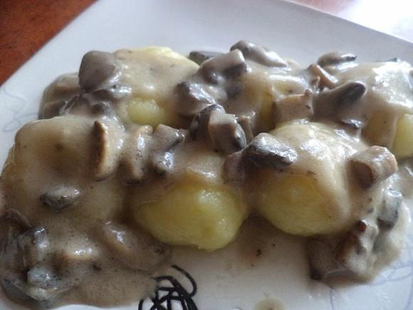 Kluski śląskie z sosem pieczarkowym
