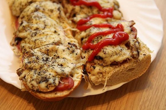 Zapiekanki z pieczarkami kiełbasą i serem