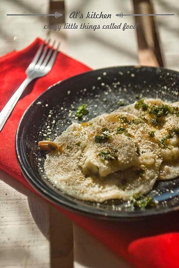 Kremowe ravioli ze szpinakiem i fetą w maślanym sosie