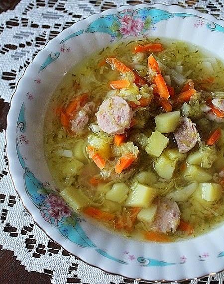 Zupa ogórkowa z białą kiełbasą