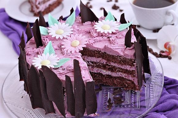 Tort z konfiturą z czarnej porzeczki