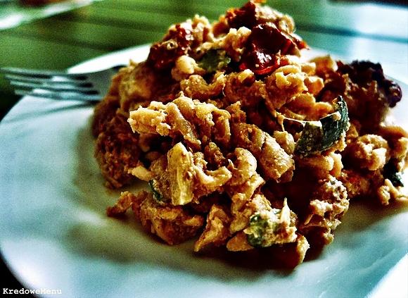 Makaron z orzechowym pesto i suszonymi pomidorami