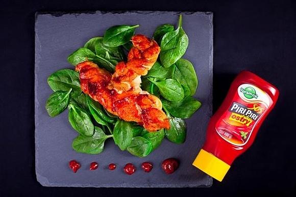 Warkocz z indyka na młodym szpinaku z sosem piri-piri