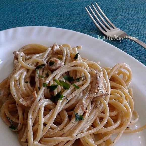 Spaghetti z kurkami w sosie śmietanowym