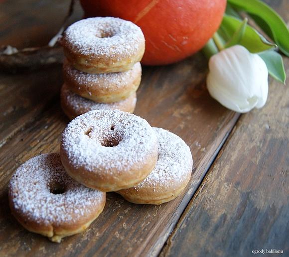 Dyniowe donaty - mini pączki z dyni posypane cukrem pudrem