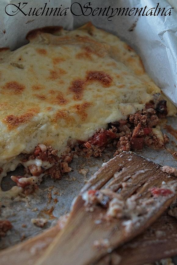 Lasagne z mięsem mielonym i sosem pomidorowym