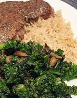 Grillowany stek z tuńczyka ze smażonym jarmużem