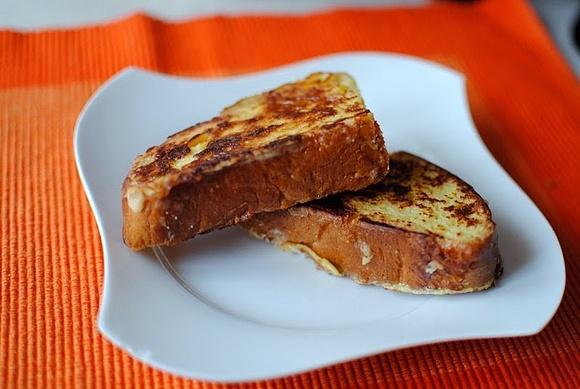 Tost francuski z chałki - prosty przepis na smaczne śniadanie