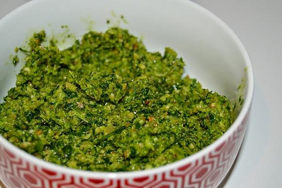 Zapiekany łosoś z pesto z natki pietruszki i chipsami z topinamburu
