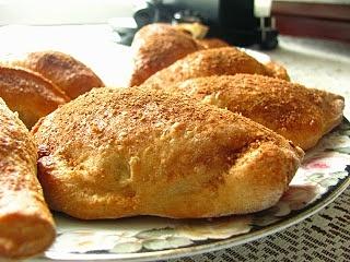 Wypiekane pierożki z jabłkami z ciasta drożdżowego
