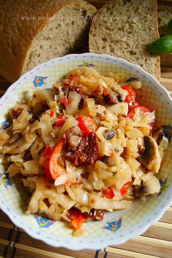 Wegetariański bigos z kapusty i pieczarek