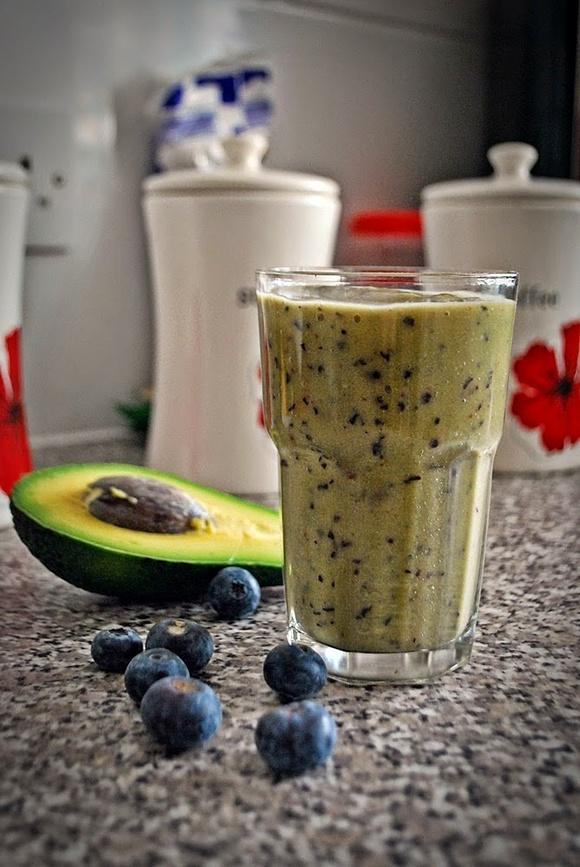 Zielony koktajl z avocado, borówką, bananem i kiwi