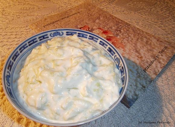 Tzatziki - grecki jogurtowo-ogórkowy dip z czosnkiem