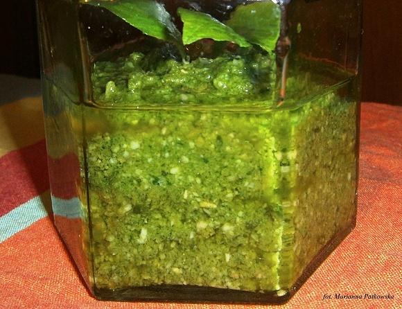 Pesto z orzeszkami piniowymi i bazylią