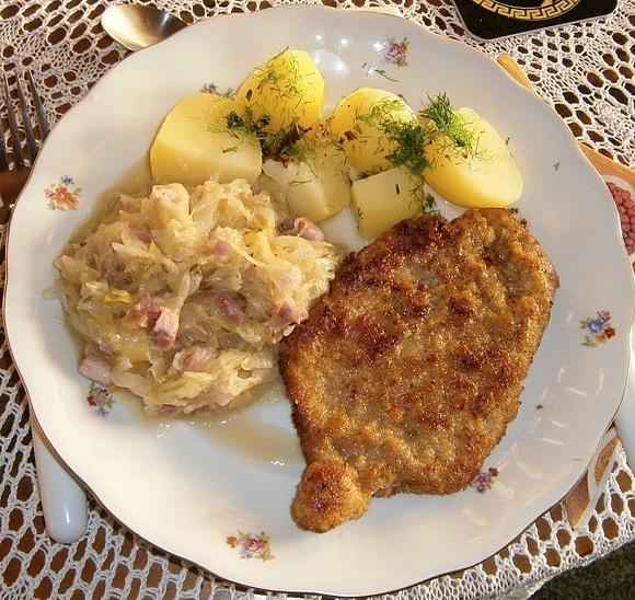Kotlet schabowy z kapustą zasmażaną
