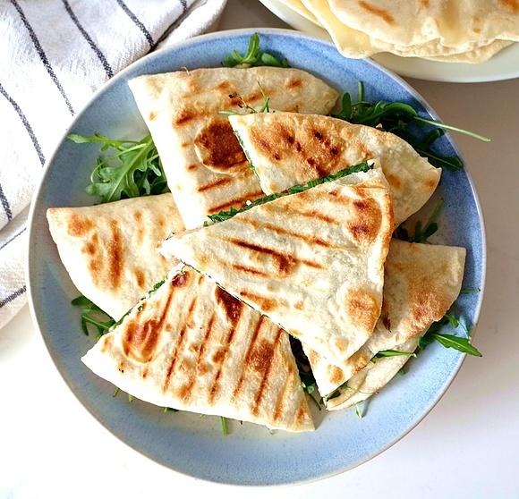 Zapiekana tortilla z oscypkiem i rukolą