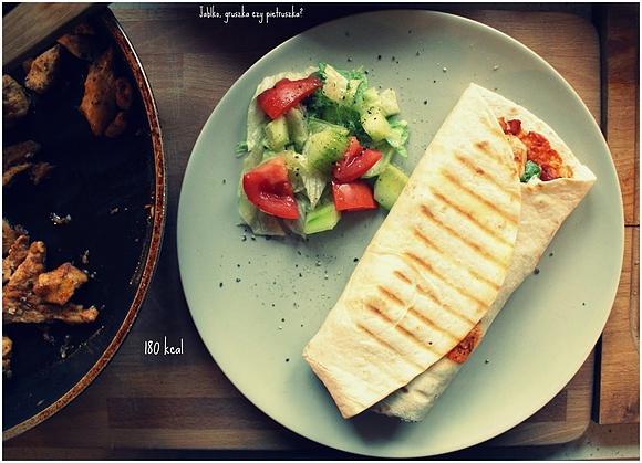 Tortilla z passatą pomidorową warzywami i kurczakiem