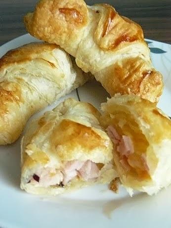 Śniadaniowe croissanty z szynką i serem