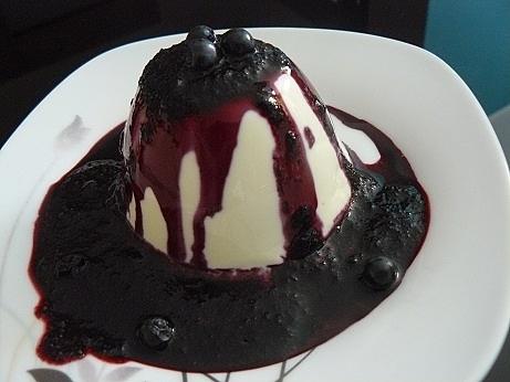 Idealna waniliowa panna cotta z musem jagodowym