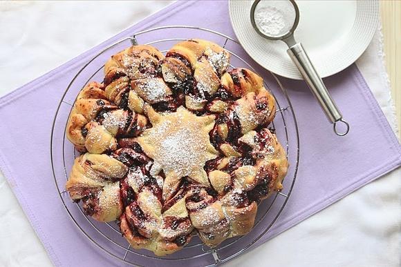 Drożdżowa gwiazda z dżemem i nutellą
