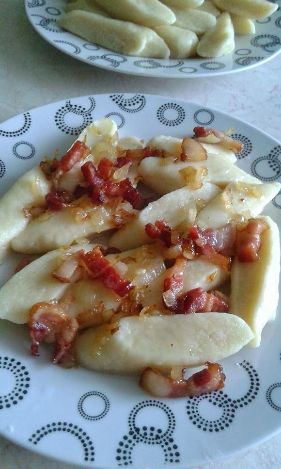 Kopytka z boczkiem i cebulką