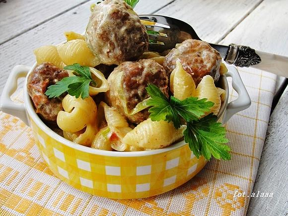 Kurczak z cukinią i pomidorkami, pulpety z makaronem, roladki drobiowe