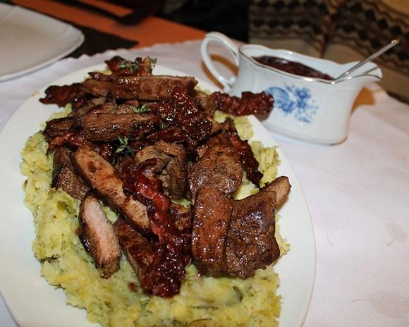 Wołowina z wątróbką, puree z brukselką i piwny sos cebulowy