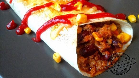 Burrito z mięsem mielonym, papryką i kukurydzą