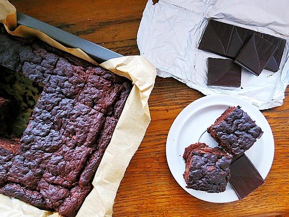 Fasolowe brownie z orzeszkami ziemnymi