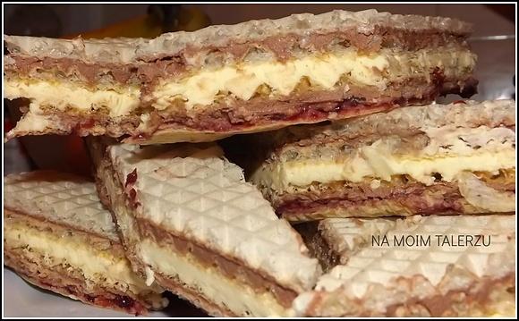 Wafle domowe z dżemem i mlekiem w proszku