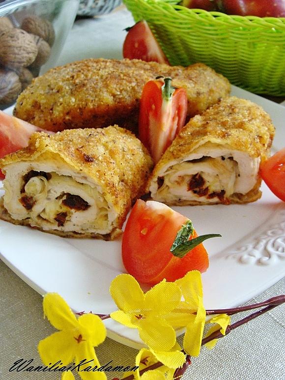 Roladki drobiowe z orzechami laskowymi nadziewane suszonymi pomidorami