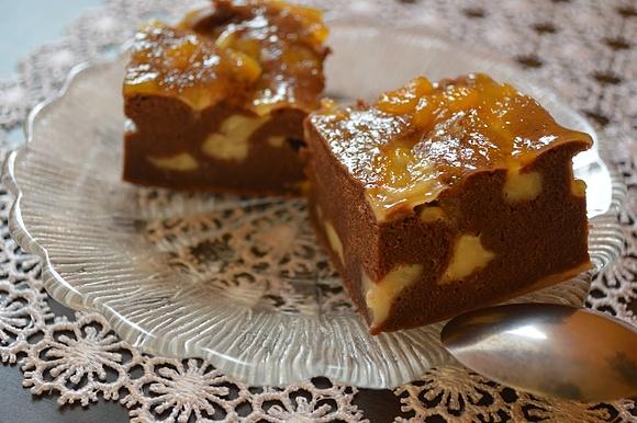 Brownie z budyniem i glazurą brzoskwiniową