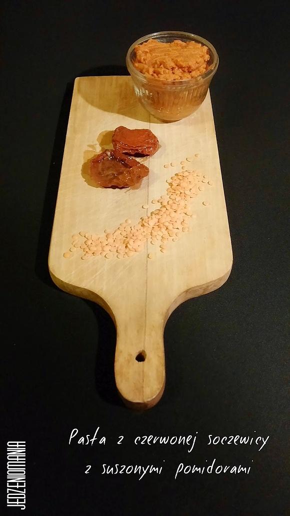 Pasta z czerwonej soczewicy z suszonymi pomidorami