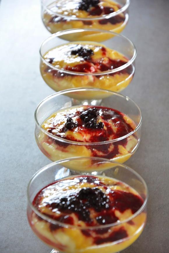 Migdałowy pudding z kaszy jaglanej z pomarańczową pulpą i sosem z czarnych porzeczek