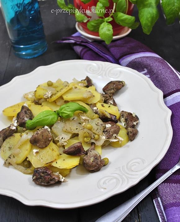 Zapiekanka z wątróbką, ziemniakami i groszkiem podana z jogurtem naturalnym