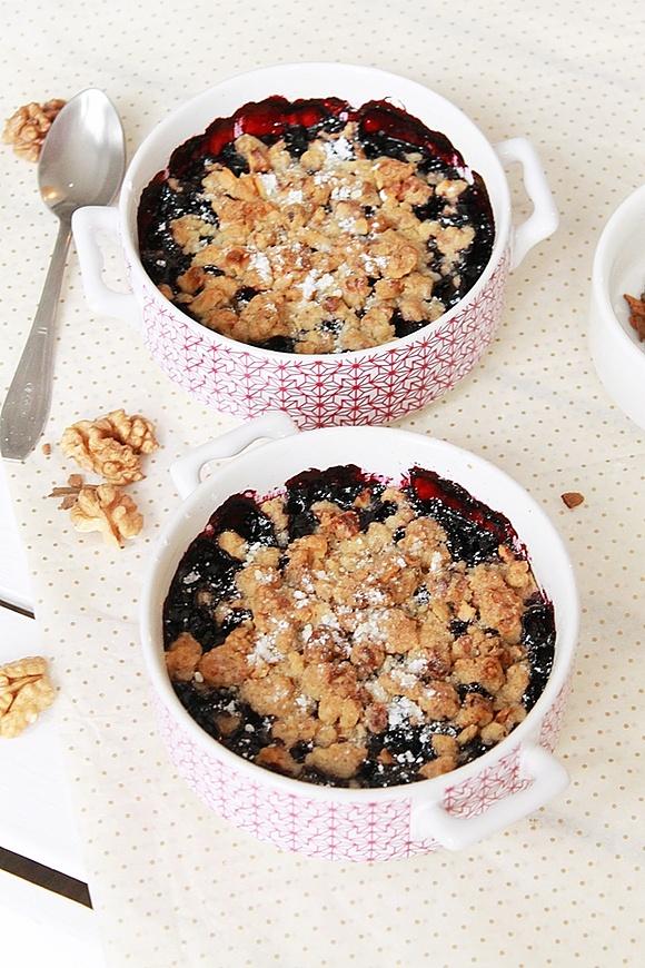 Jagodowe crumble z kruszonką z orzechów włoskich