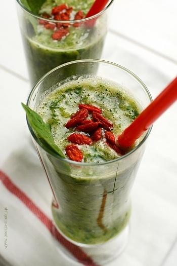 Zielone smoothie ze szpinakiem jako zdrowe śniadanie