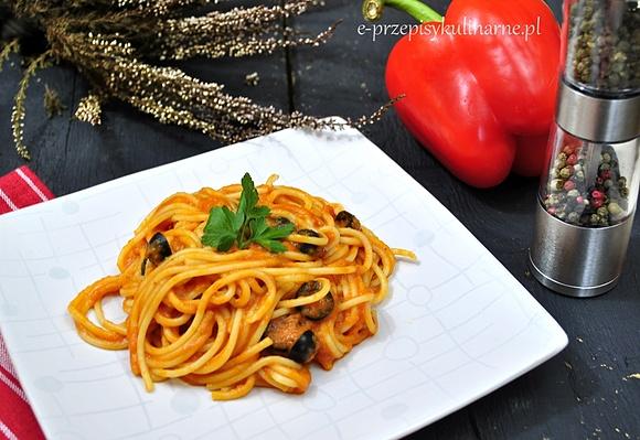 Spaghetti z sosem z pieczonej papryki
