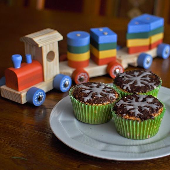 Zimowe muffinki z polewą czekoladowo-kokosową