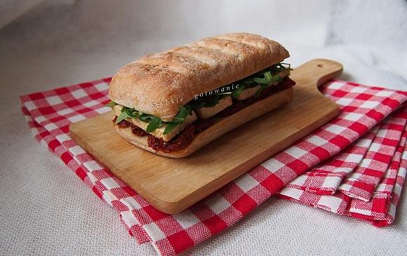 Panini wegańska kanapka z tofu na ciepło