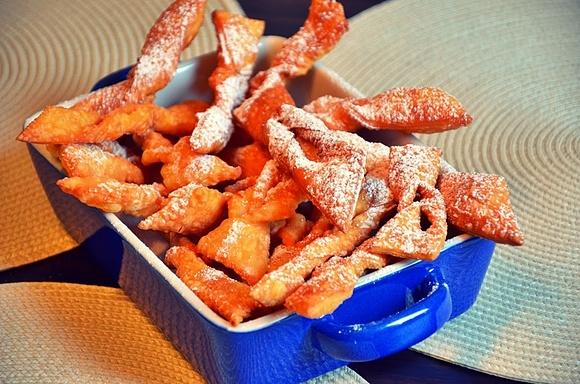 Faworki chruściki na tłusty czwartek - przepis na chrusty