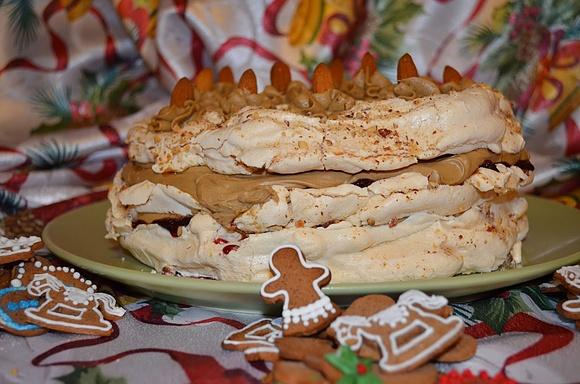 Tort bezowy z kremem kawowym i czekowiśnią