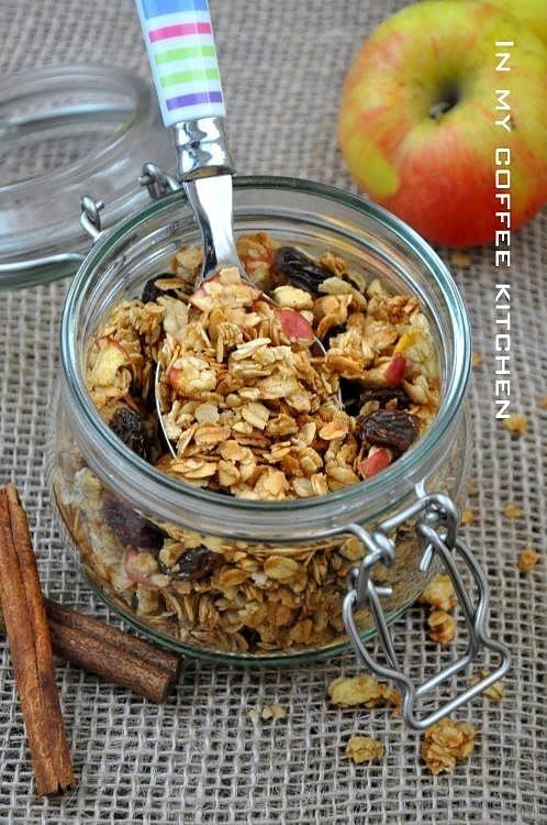 Granola jabłkowa z kawałkami jabłka i smakiem szarlotki