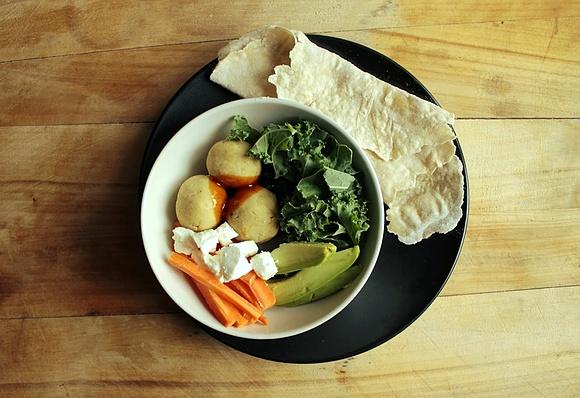 Nourish bowl - zdrowa sałatka w miseczce z białkiem i tłuszczami