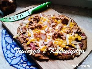 Pizza z tuńczykiem i kukurydzą