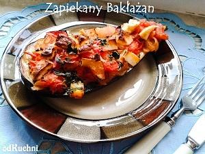 Zapiekany bakłażan z cebulą, pomidorami i serem halloumi